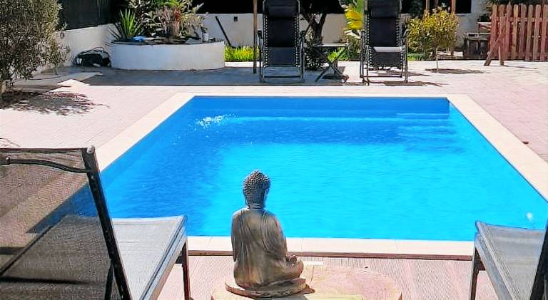 Rental apartment with yard, patio & private pool in Setubal