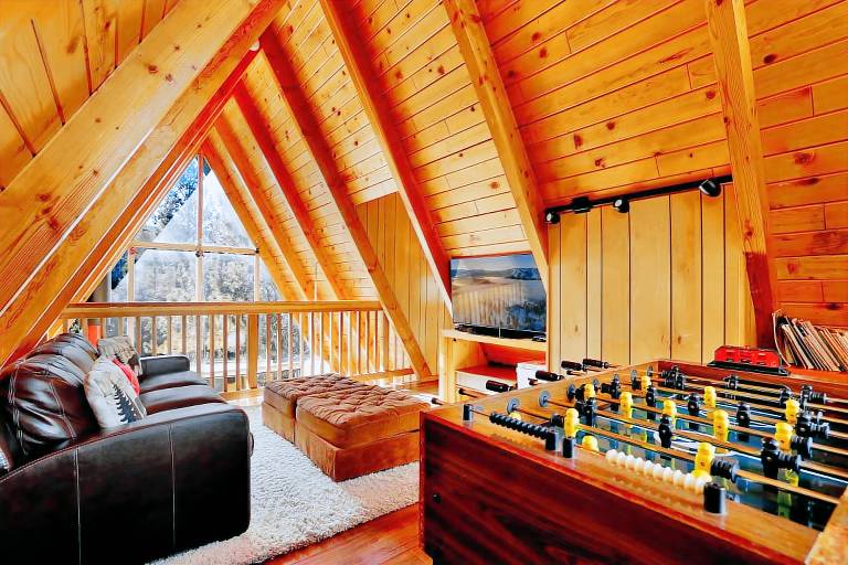 Black Diamond Vista Hot Tub • 3 Decks • Dog-Friendly • Steps to Bear Mountain Resort — photo 4