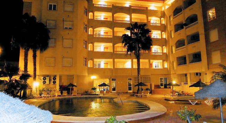 Apartment with terrace, pool & garden — photo 3