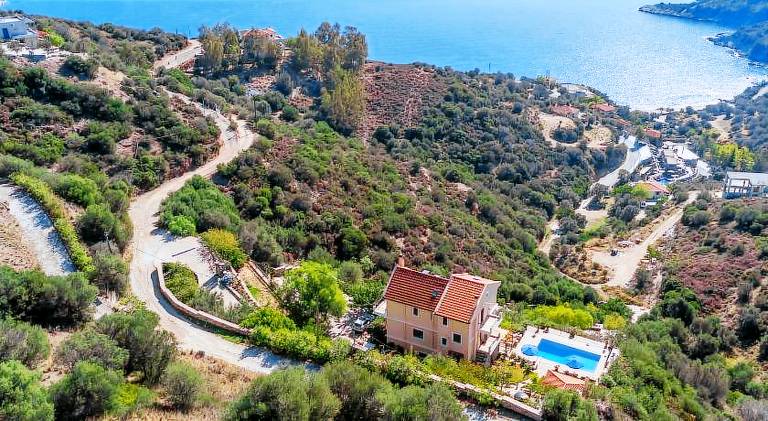 Fully equipped villa with patio, barbeque & private pool | Beach nearby | Good for workation | Dogs allowed in Kymi-Aliveri