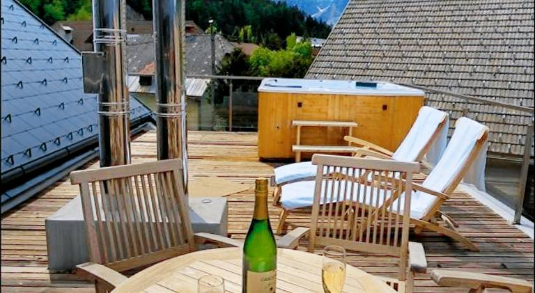 Rental apartment with jacuzzi, yard & sauna — photo 3