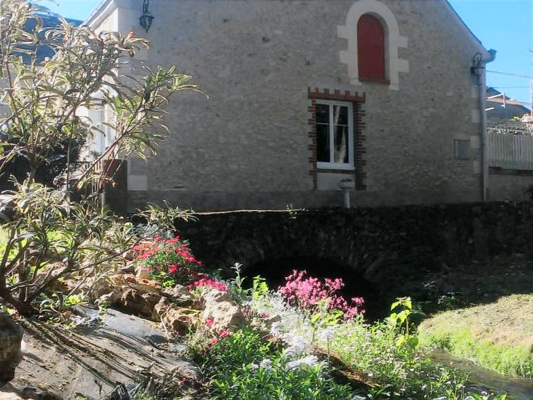 Cottage with BBQ & yard — photo 4