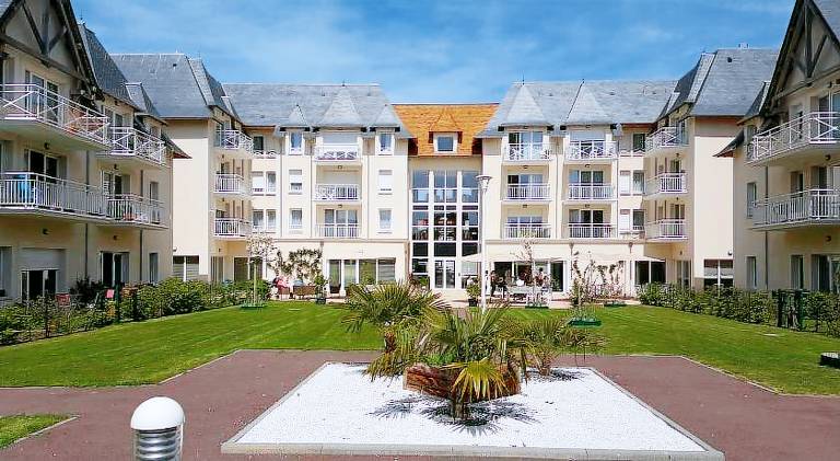 Serviced apartment with pool, yard & terrace in Caen