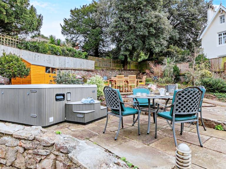 Cottage with hot tub, yard & grill in Paignton