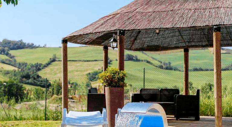Holiday apartment with yard, patio & pool — photo 4