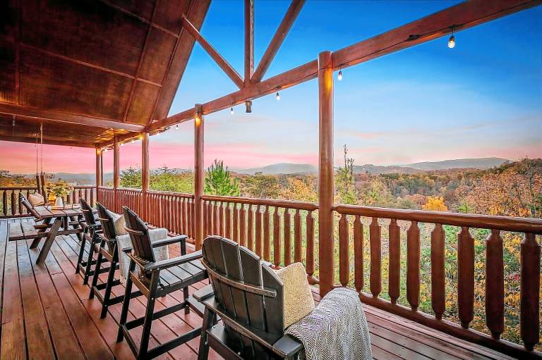 Dancing Bear Lodge – Hear the Dollywood Train & Soak in Unforgettable Smoky Mountain Views — photo 3