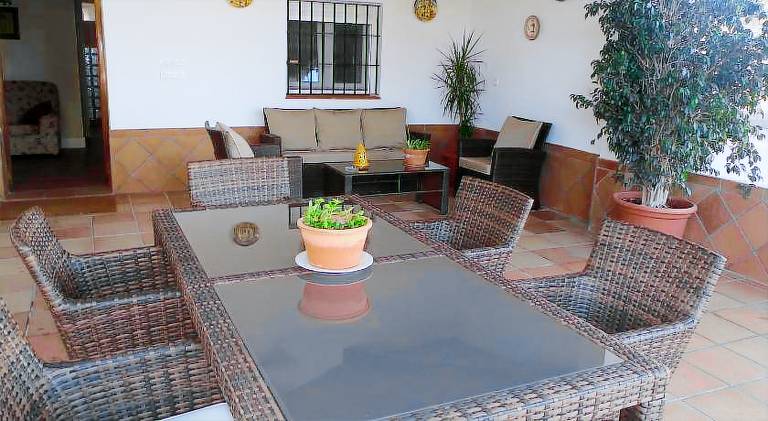 House with pool — photo 4