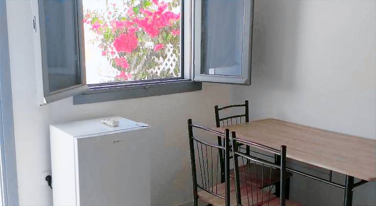 Rental apartment with patio in Santorini