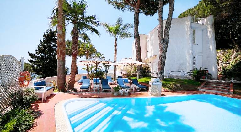 Holiday apartment with terrace, garden & private pool | Close to the beach | Dogs allowed — photo 4