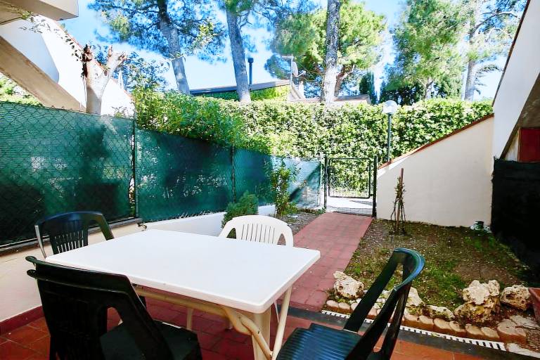 Family-oriented charming villa with patio & garden | Garden view | Dogs allowed — photo 2