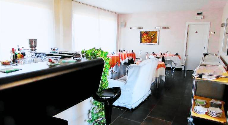 Serviced apartment with yard & patio | Dogs allowed — photo 3