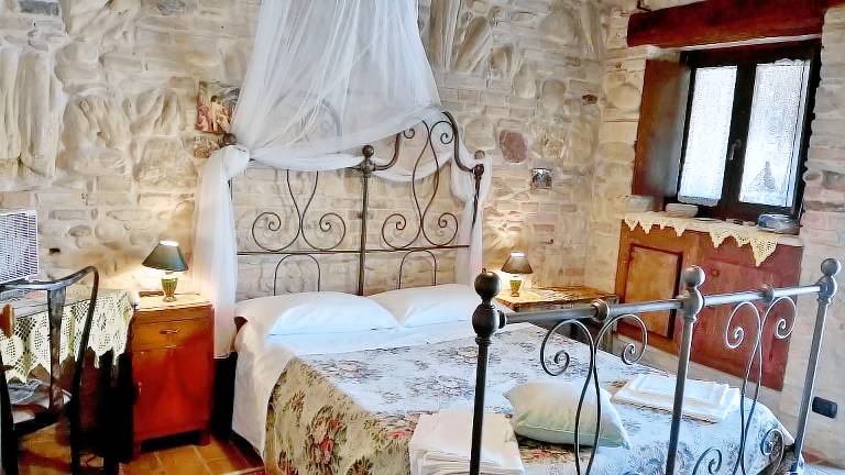 La Meridiana BIO Agriturismo: Medioevo - camera matrimoniale, colazione su richiesta — photo 2
