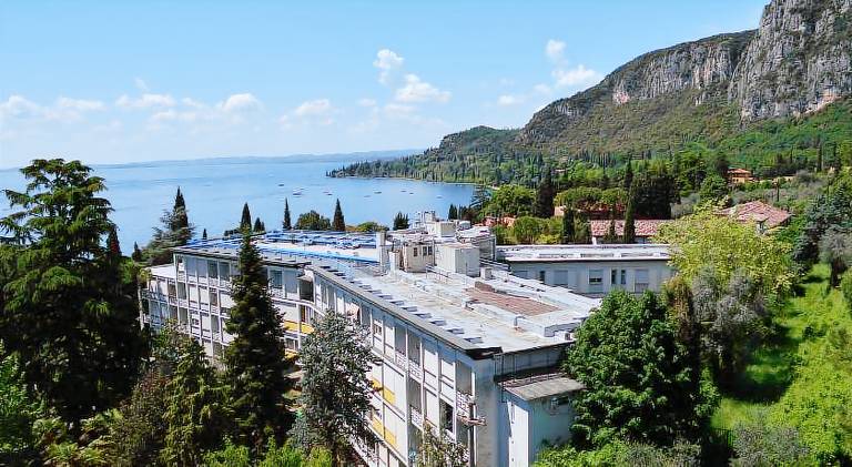 Apartment with yard, pool & patio in Torri del Benaco