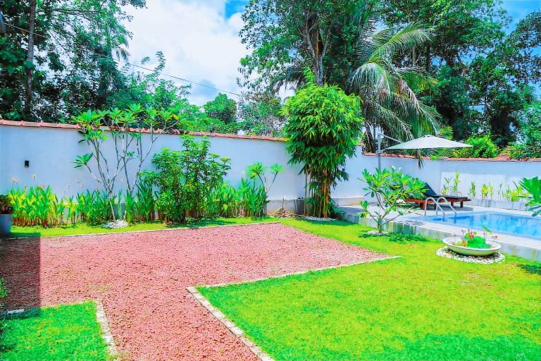 Beautiful villa with yard & pool | Pets allowed — photo 4