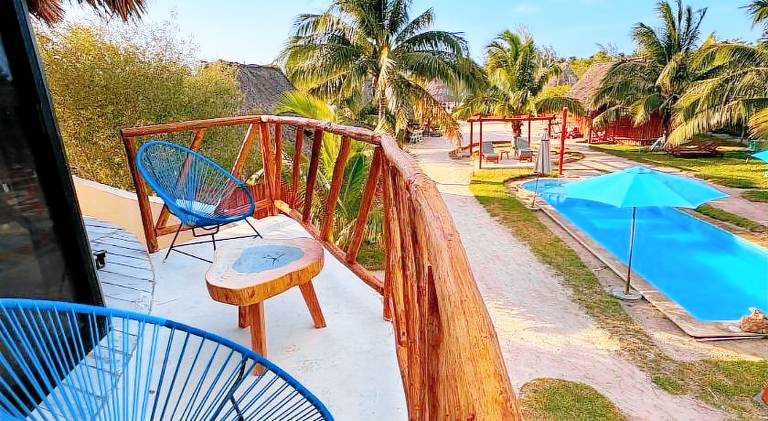 Lodge with barbeque, pool & yard | Pet-friendly — photo 3