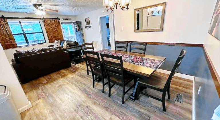 Vacation home with hot tub | Pet-friendly — photo 4