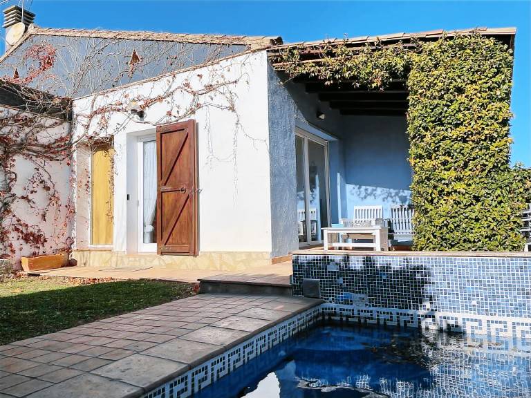 Villa with yard & private pool | Dogs allowed — photo 3