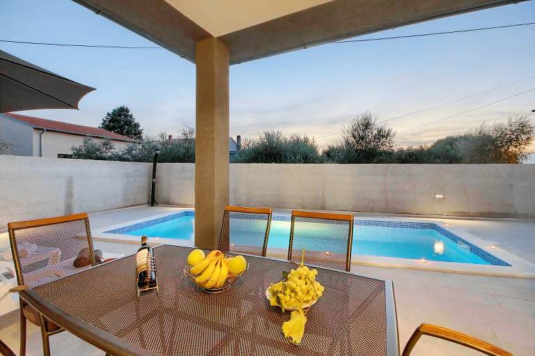 Villa with pool, barbeque & patio — photo 3