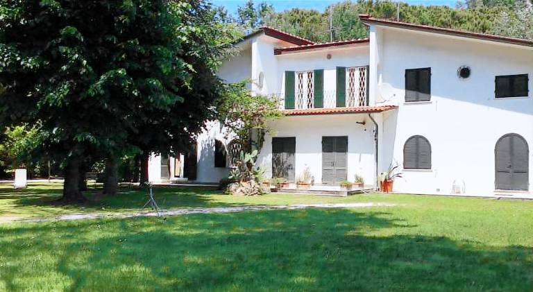 Villa with 5 rooms for 10 persons in Carrara