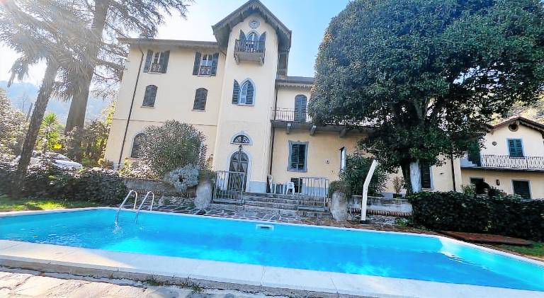 Apartment with pool — photo 3