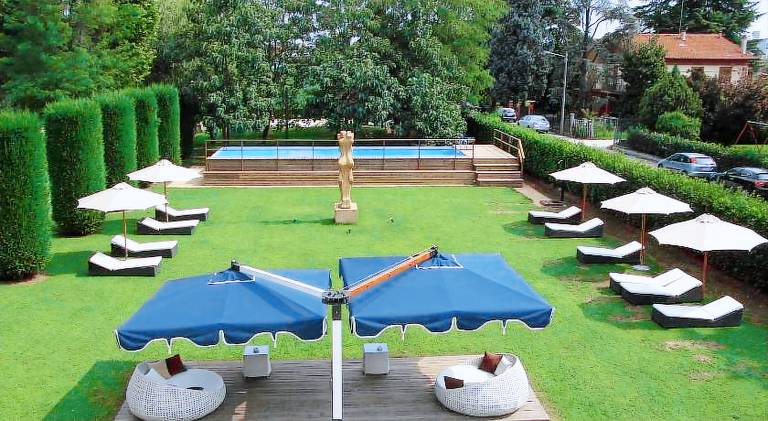 Serviced apartment with pool, terrace & yard — photo 5