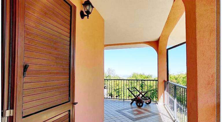 Villa with terrace, garden & pool — photo 4