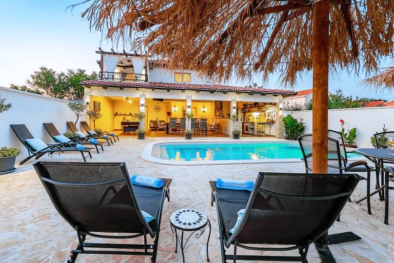 Family-friendly nice villa with barbeque, yard & private pool | Pets are welcome — photo 2