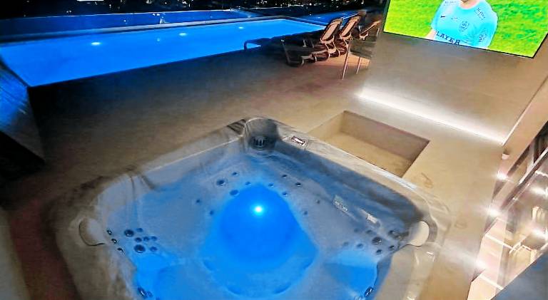 Pleasant serviced apartment with hot tub, private pool & garden | Close to National Museum of Transylvanian History | Pet-friendly — photo 4