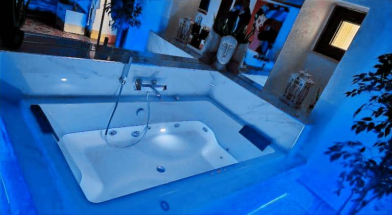 Vacation home with jacuzzi & pool — photo 5