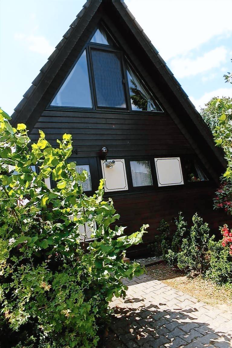 Family-oriented vacation home with garden & patio | Pet-friendly — photo 2