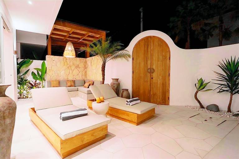 Villa with pool — photo 4