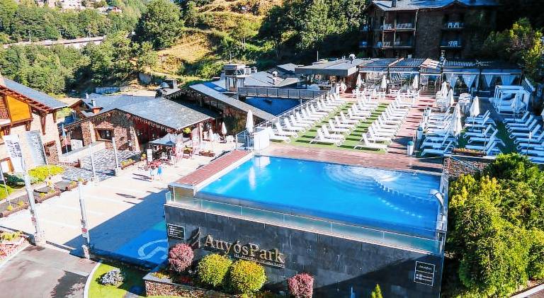 Family-friendly charming serviced apartment with hot tub, pool & terrace | Pets allowed — photo 2