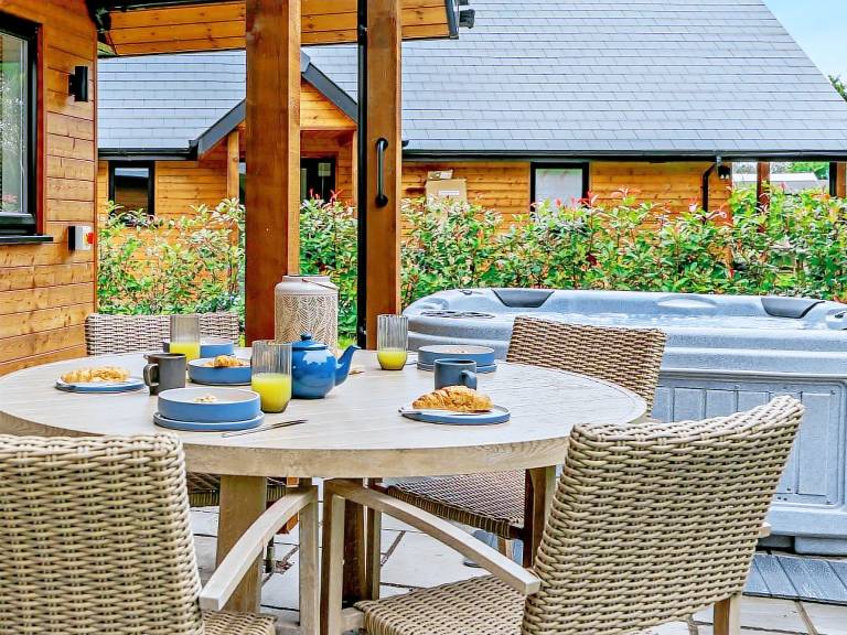 Lodge with terrace, garden & hot tub — photo 3
