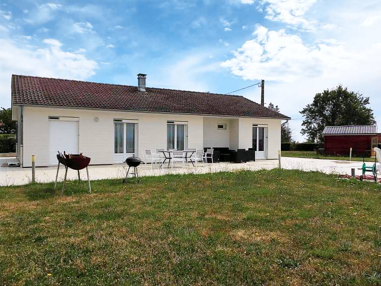 Gite with terrace & yard in Moulins