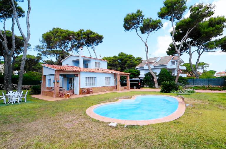 Fully equipped villa with patio, yard & grill | Close to the beach | Pets allowed — photo 3