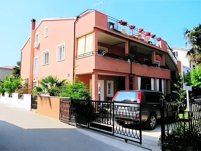 Beautiful apartment with yard, grill & patio | Beach nearby | Pets allowed in Novigrad