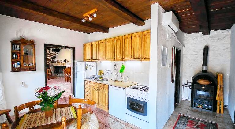 Villa with terrace, barbecue & hot tub | Suitable for remote work | Pet-friendly — photo 4