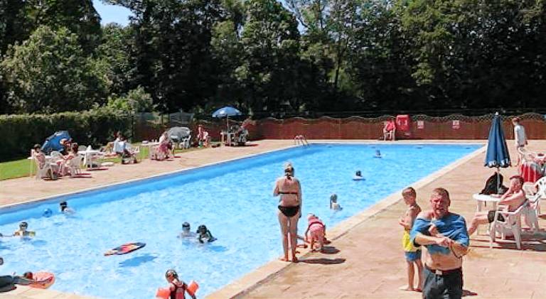 Chalet with pool — photo 2