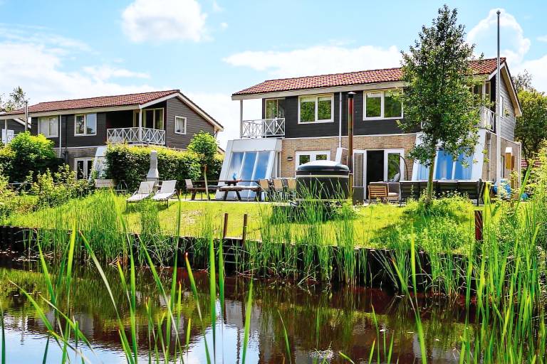 18 pers Ellersinghuis wellness met houtgestookte hottub