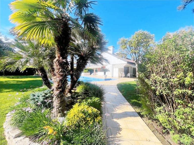 Beautiful house with patio, private pool & garden | Pets are welcome — photo 5