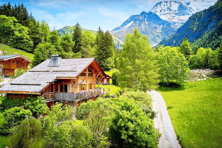 Child-friendly chalet with jacuzzi, yard & terrace | Suitable for remote work | Pets are welcome in Saint-Gervais-les-Bains