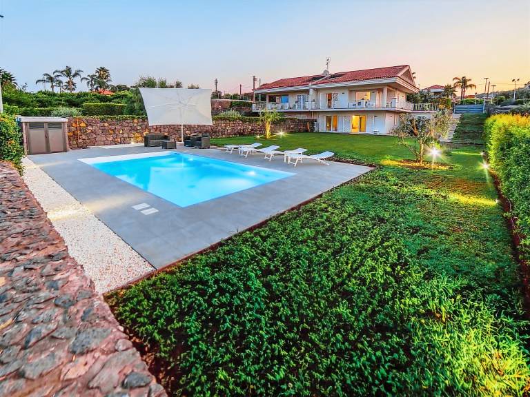 Fully equipped vacation home with garden, private pool & barbeque | Pet-friendly — photo 3