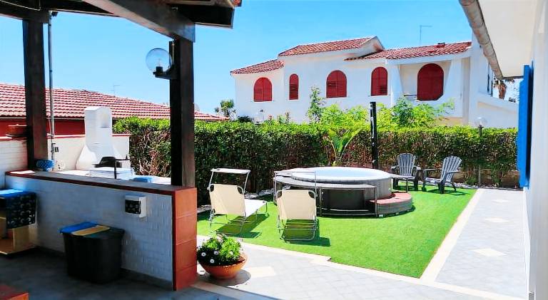 Villa with hot tub & pool | Pets are welcome in Syracuse