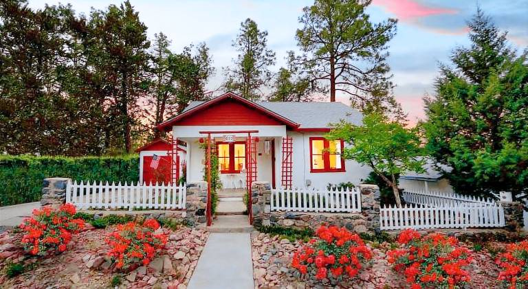 PRIVATE HOME Walk to Downtown CHERRY BLOSSOM COTTAGE Hot Tub SLEEPS UP TO 6 GUESTS — photo 3