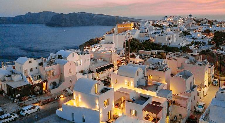 Rental apartment with patio & jacuzzi | Pets are welcome in Santorini