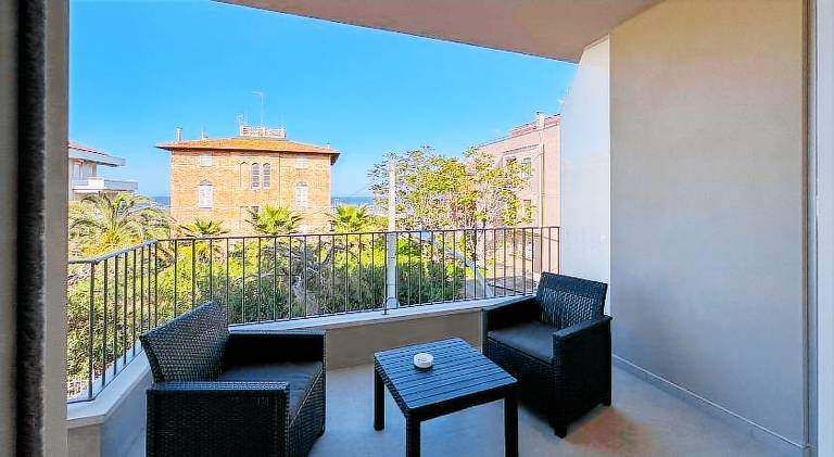 Apartment with patio — photo 5