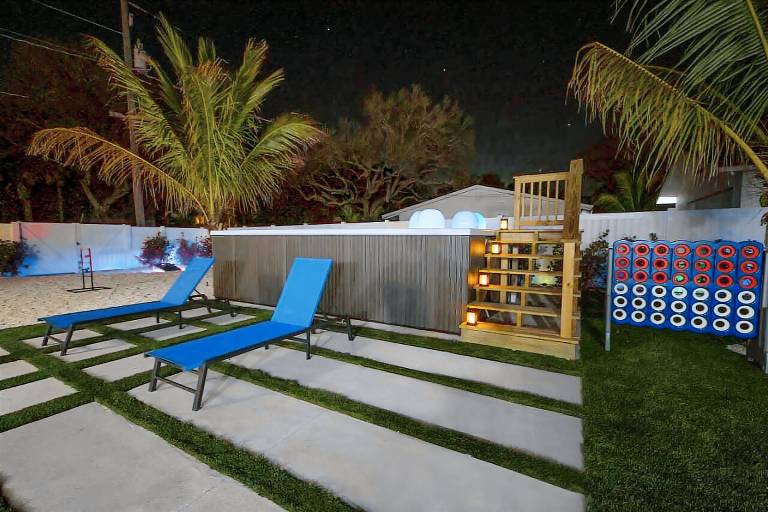 Family-oriented pleasant house with grill, yard & private pool | Garden view | Pet-friendly — photo 2