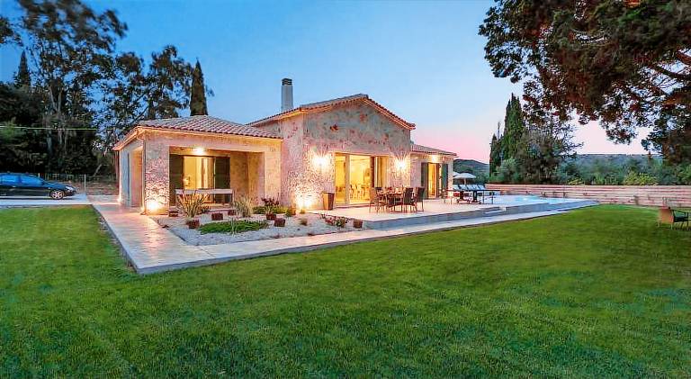 Villa with BBQ, patio & private pool — photo 4