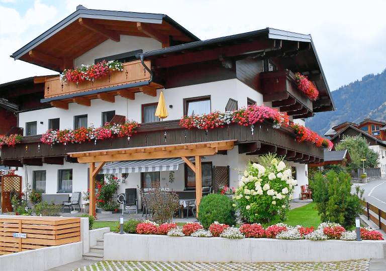 Family-friendly lovely rental apartment with sauna, pool & yard | Ski nearby | Pet-friendly — photo 3