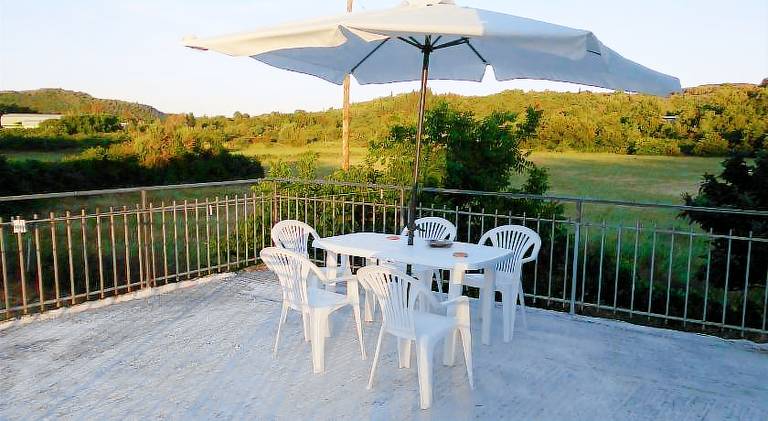 Holiday apartment with patio, garden & jacuzzi — photo 4